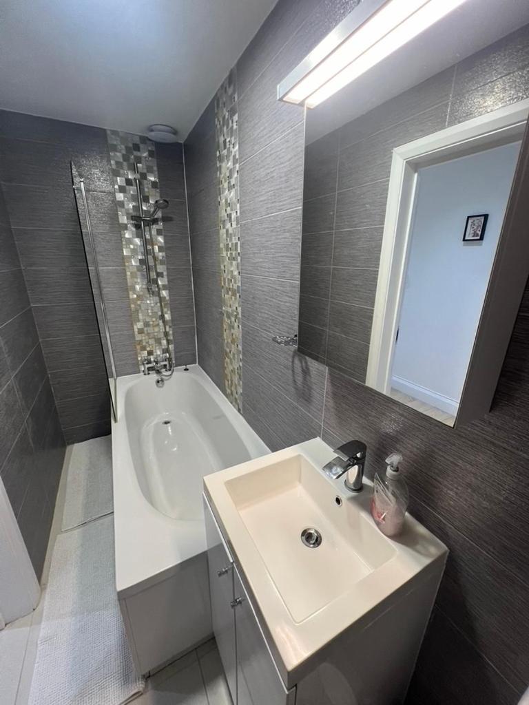 Zenobia London Luxury Apartments Финчли Екстериор снимка