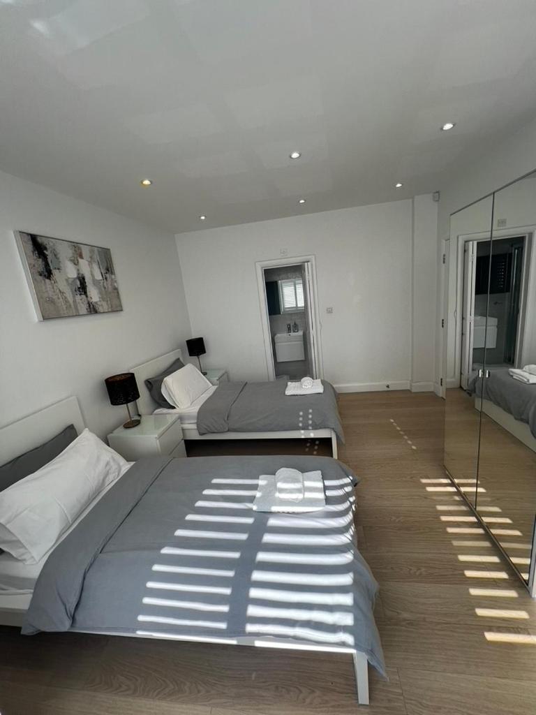 Zenobia London Luxury Apartments Финчли Екстериор снимка