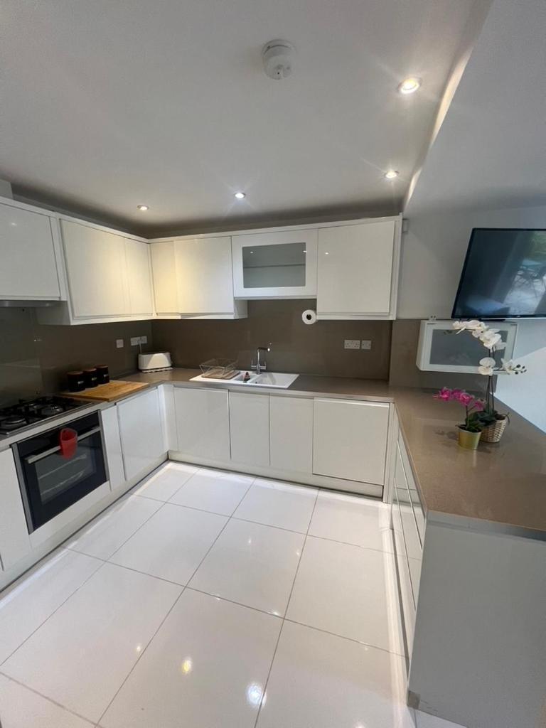 Zenobia London Luxury Apartments Финчли Екстериор снимка