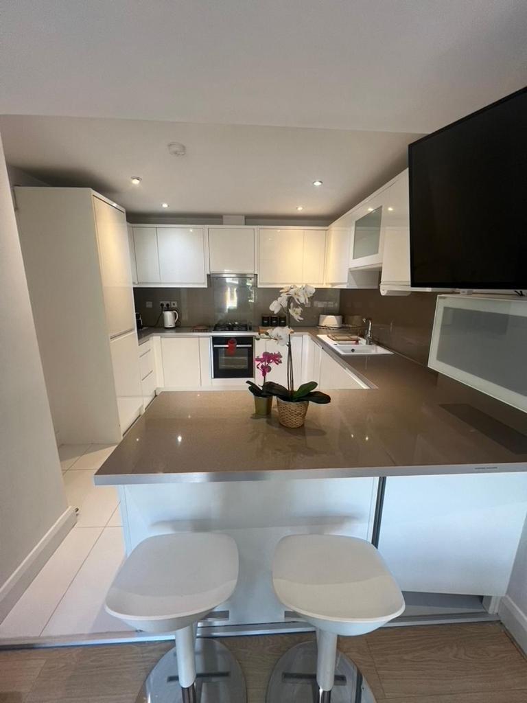 Zenobia London Luxury Apartments Финчли Екстериор снимка
