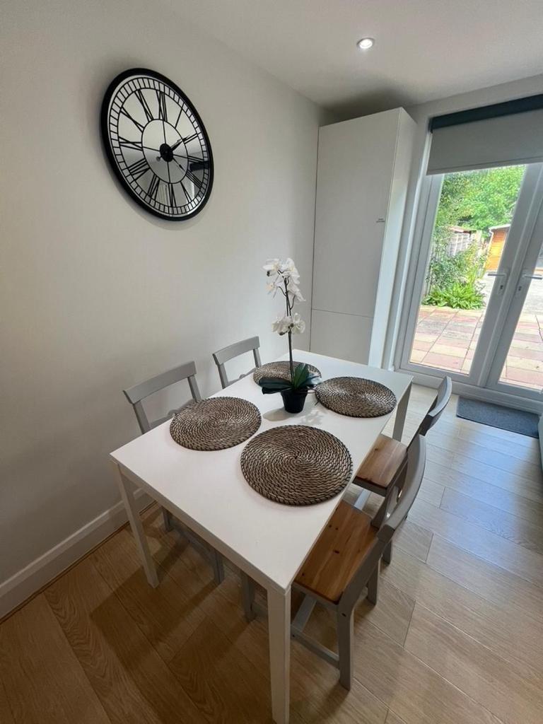 Zenobia London Luxury Apartments Финчли Екстериор снимка